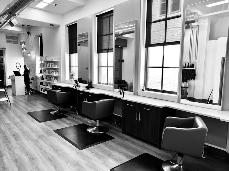 Salon fryzjerski z fotelami do stylizacji